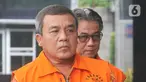 Kepala Dinas PUPR Kabupaten Indramayu, Omarsyah (kiri) dan Kepala Bidang Jalan di Dinas PUPR Kabupaten Indramayu, Wempy Triyono akan menjalani pemeriksaan oleh penyidik di Gedung KPK, Jakarta, Selasa (26/11/2019). Omarsyah dan Wempy Triyono diperiksa sebagai tersangka. (merdeka.com/Dwi Narwoko)