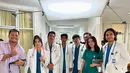 Berlatar set layaknya rumah sakit, kebersamaan para pemain series Sekotengs ini tampak begitu akrab. Tak hanya profesional di depan kamera, momen akrab saat break syuting akan memperkuat chemistry di series yang sedang dibintangi. (Liputan6.com/IG/@giorgino_abraham)