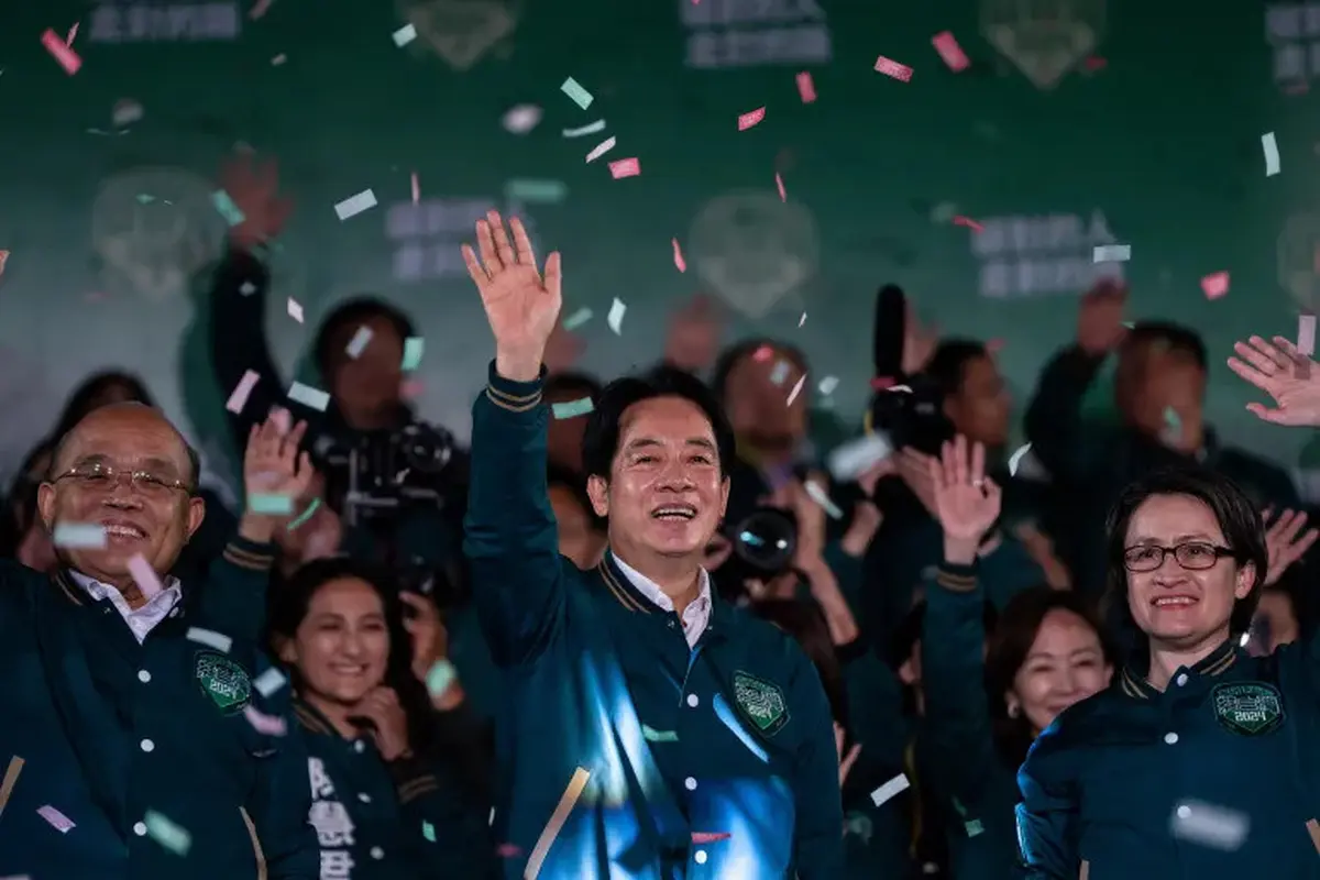 Presiden terpilih Taiwan, William Lai (tengah). (AP/Louise Delmotte)