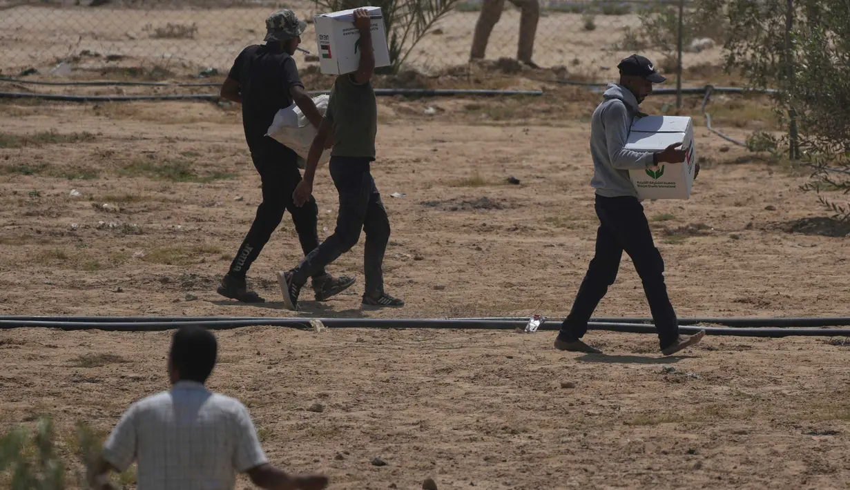 Menurut mereka, solusi yang paling tepat untuk mengatasi krisis kemanusiaan di Gaza adalah dengan membuka akses darat, mempercepat masuknya truk-truk bantuan, serta memulihkan sistem kesehatan yang sudah hancur lebur akibat serangan Israel. (AP Photo/Abdel Kareem Hana)