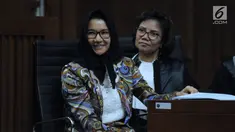 Terdakwa gratifikasi pemberian izin lokasi perkebunan kelapa sawit, Rita Widyasari (kiri) menyimak keterangan saksi pada sidang lanjutan di Pengadilan Tipikor, Jakarta, Rabu (23/5). Sidang mendengar keterangan saksi. (Liputan6.com/Helmi Fithriansyah)