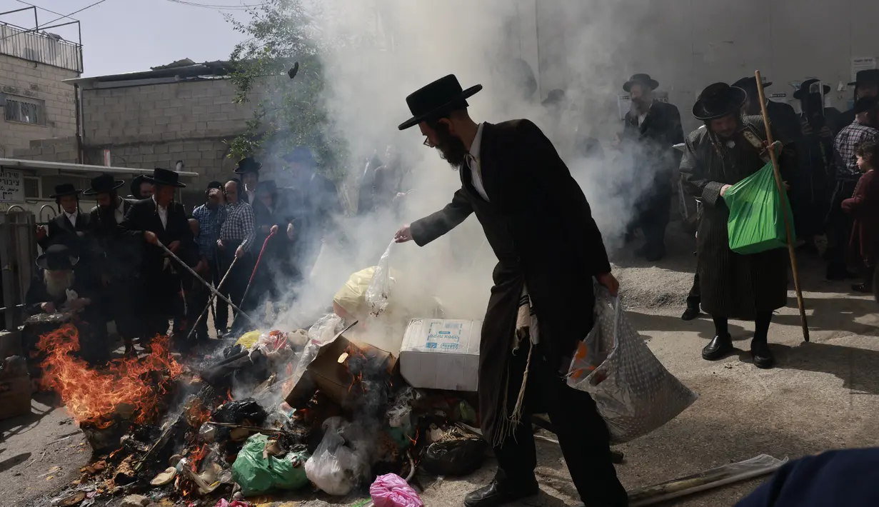 Matzoh adalah roti tradisional tidak beragi yang dibuat untuk Paskah.  (AFP/Menahem Kahana)
