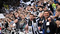 Kini Newcastle cuma butuh tiga poin dari dua laga terakhir untuk memastikan tiket Liga Champions. (AFP/Oli Scarff)