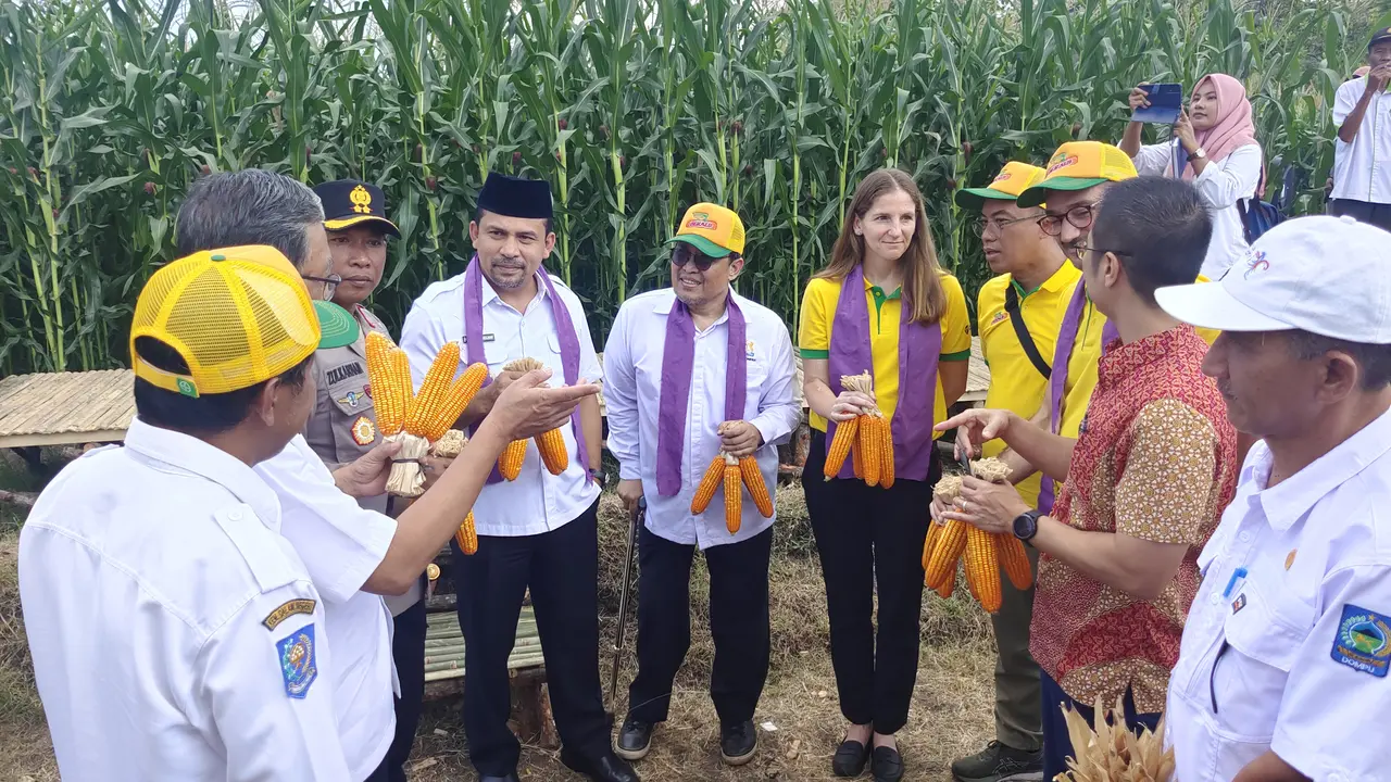 Bayer Crop Science Country Cluster Head for Southeast Asia & Pakistan, Stacy Markovich bersama Bupati Dompu, Kader Jaelani dan sejumlah petani, memperlihatkan hasil panen jagung di Manggelewa, Kabupaten Dompu, Nusa Tenggara Barat. (Liputan6.com/Dicky Agun