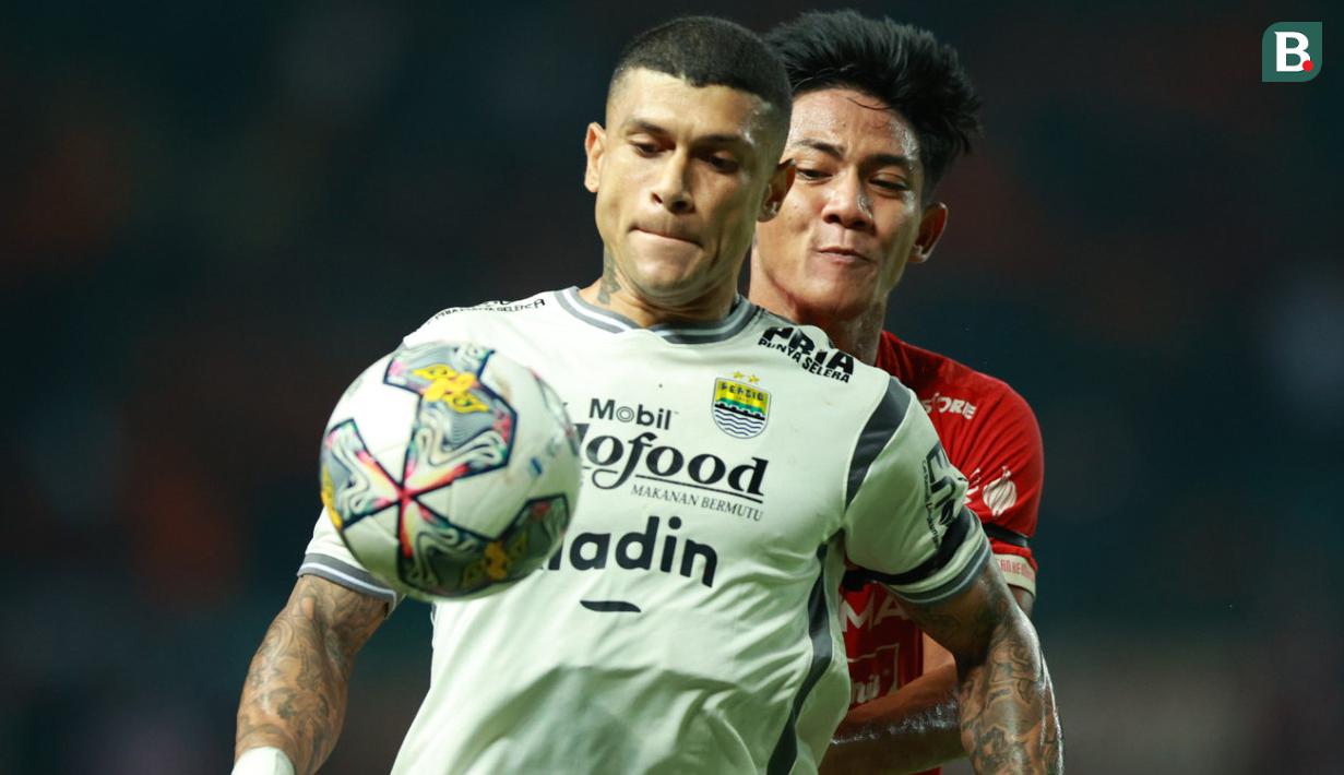 Pemain Persib Bandung, Ciro Alves (kiri), berebut bola dengan pemain Persija Jakarta, Firza Andika, dalam dalam laga tunda pekan ke-28 BRI Liga 1 2022/2023 yang berlangsung di Stadion Patriot Candrabhaga, Jumat (31/3/2023). (Bola.com/M Iqbal Ichsan)