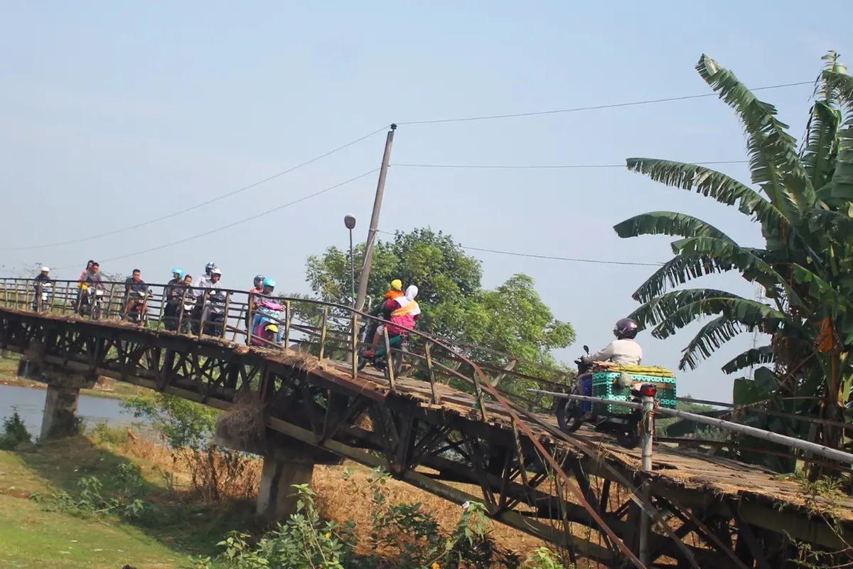 Petani Jepara Tiap Hari Uji Nyali di Jembatan Gerdu