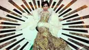 Saras Kyo memakai gaun rancangan Eko Chandra sebuah strapless gown warna emas dengan bolero putih terbuat dari kain batik prada tampak begitu memukau, Jakarta, Kamis (1/10/2014) (Liputan6.com/Faisal R Syam) 