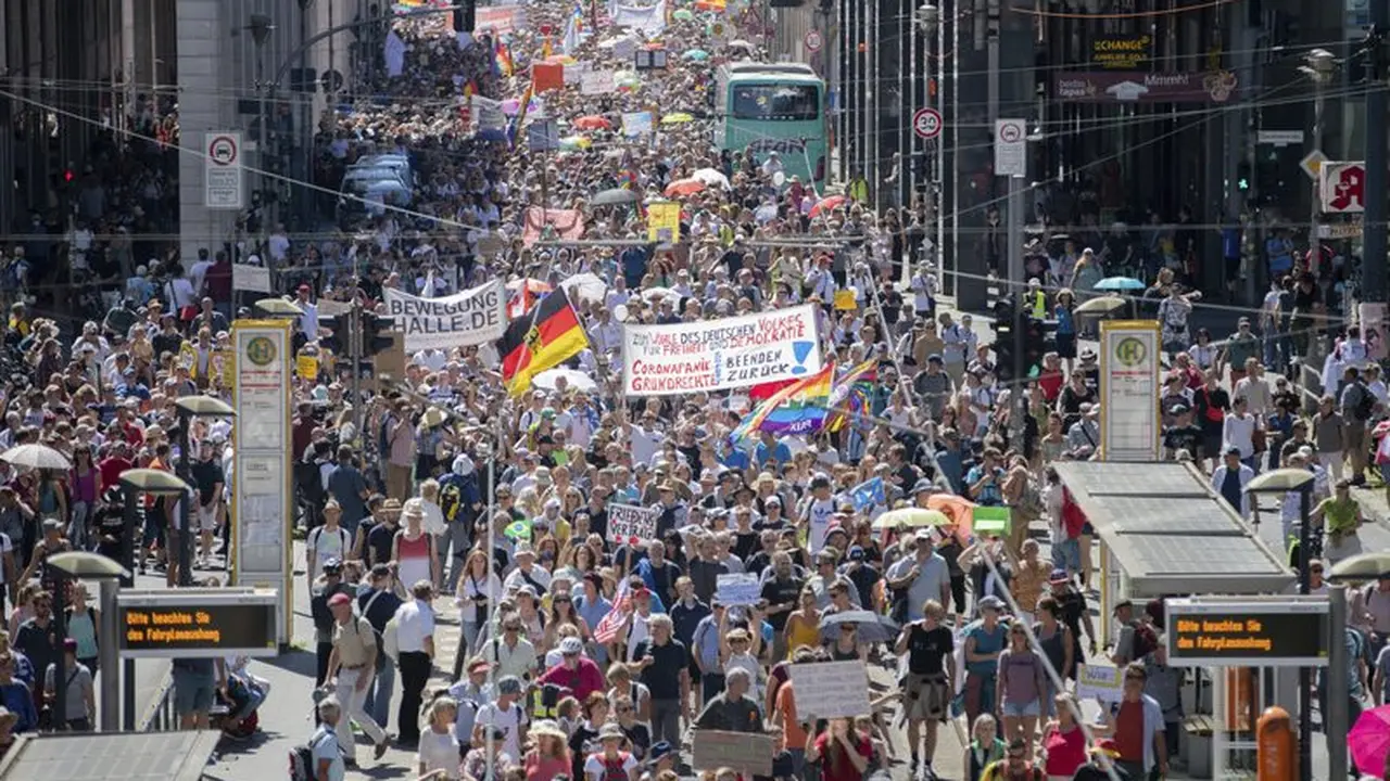 Ribuan warga Jerman melakukan aksi demonstrasi di Berlin. Mereka melakukan tuntutan atas pembatasan Virus Corona baru yang diterapkan oleh pemerintah pada Sabtu, 1 Agustus 2020.