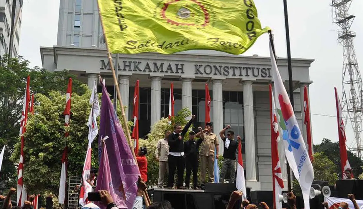  Di depan Gedung Mahkamah Konstitusi (MK) mereka berorasi untuk menolak capres yang melakukan kecurangan (Liputan6.com/Miftahul Hayat)