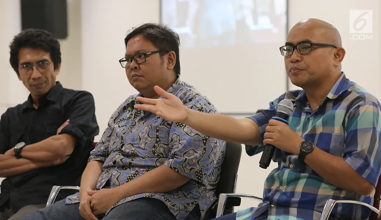 Bachtiar Firdaus (kanan) dan aktivis 98 saat menjadi pembicara dalam talkshow 20 tahun (Belum Tuntasnya) Reformasi di Kampus UI Salemba, Jakarta, Sabtu (19/5). Talkshow membahas Anti KKN, Supremasi Hukum dan Dwifungsi ABRI. (Liputan6.com/Fery Pradolo)