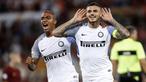 Pemain Inter Milan, Mauro Icardi (kanan) merayakan golnya ke gawang AS Roma pada lanjutan Serie A di Olympic Stadium, Roma (26/8/2017). Inter menang 3-1. (Riccardo Antimiani/ANSA via AP)