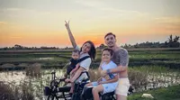 Keseruan Jessica Iskandar, Vincent Verhaag dan kedua putranya bermain sepeda di tepi sawah. (Foto: https://www.instagram.com/p/Cs9-Xv0vy9C/)
