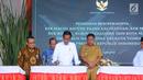 Presiden Joko Widodo (Jokowi) meresmikan proyek kawasan ekonomi khusus (KEK) di Bandara Samratulangi Manado, Sulawesi Utara, Senin (1/4). Jokowi meresmikan beroperasinya KEK Maloy Batuta Trans Kalimantan, KEK Morotai, KEK Bitung. (Liputan6.com/Angga Yunia