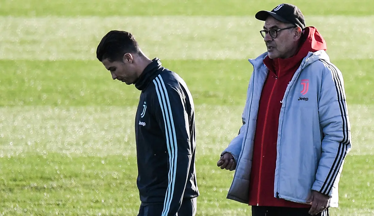 Pelatih Juventus Maurizio Sarri dan penyerang Cristiano Ronaldo selama sesi latihan di Continassa Training Ground di Turin (25/11/2019). Sebelumnya hubungan Ronaldo dan Sarri dikabarkan renggang akibat Ronaldo ditarik keluar saat melawan AC Milan. (AFP/Marco Bertorello)