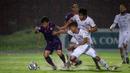 Persik masih mendominasi permainan dengan mengurung pertahanan Arema. Sayangnya, upaya mereka dalam membangun serangan belum berjalan mulus karena terganggu genangan air di lapangan akibat hujan deras. (Bola.com/Bagaskara Lazuardi)