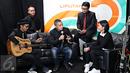 Grup band The Rain saat pembuatan video klip berjudul Penawar Letih di Kantor Liputan6.com, Jakarta, Rabu (6/1/2016). Lagu tersebut terinspirasi dari pengalaman The Rain selama merantau di Jakarta. (Liputan6.com/ Immanuel Antonius)