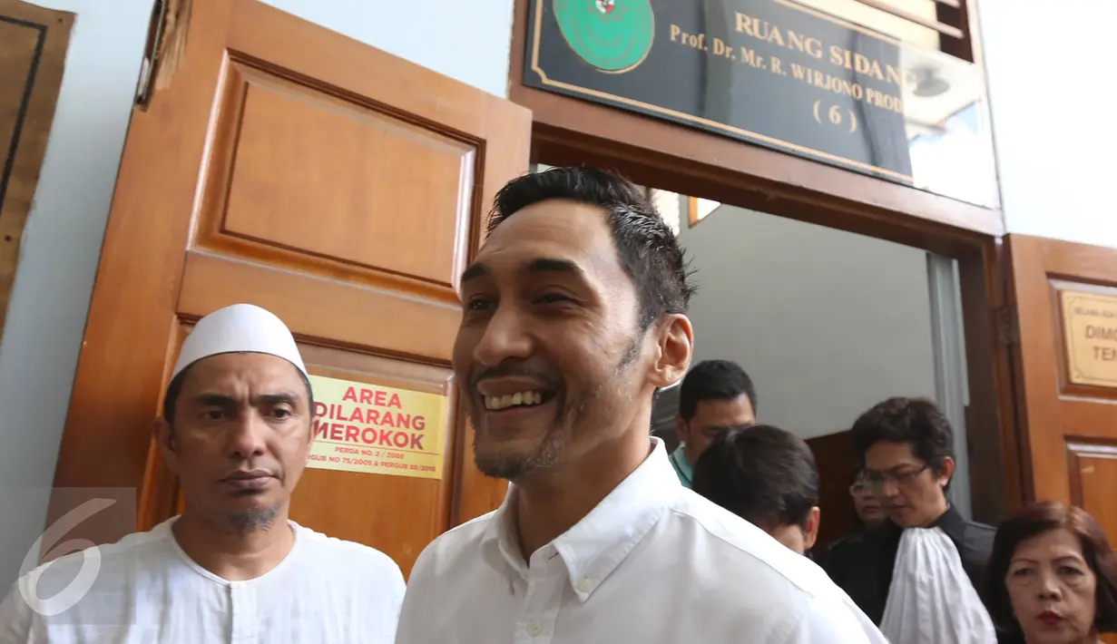 Aktor Restu Sinaga berjalan keluar ruang sidang PN Jakarta Selatan, Selasa (20/12). Majelis Hakim menunda sidang pembacaan putusan kasus narkotika Restu Sinaga lantaran salah satu Hakim Anggota berhalangan hadir. (Liputan6.com/Herman Zakharia)