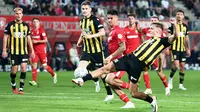 Pemain Twente, Mees Hilgers (tengah) berusaha mencetak gol ke gawang Vitesse dihalangi Gyan de Regt (kanan) pada laga lanjutan Liga Belanda 2023/2024 yang berlangsung di De Grolsch Veste Stadium, Enschede, Belanda, 27 September 2023. (AFP/Vincent Jannink)