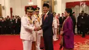 Presiden Joko Widodo atau Jokowi bersalaman dengan Gubernur Sumatera Selatan Herman Deru saat melantik di Istana Negara, Jakarta, Senin (1/10). Herman Deru akan menjalankan masa jabatan periode 2018-2023. (Liputan6.com/Angga Yuniar)