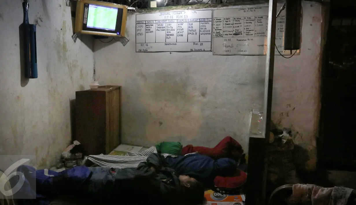 Warga korban banjir bandang harus mengungsi di garasi mobil milik warga di Bojong Sudika, Kec. Tarogong Kidul, Kab. Garut, Kamis (22/9). Kampung Bojong Sudika RW 19 ini merupakan salah satu titik terparah terkena banjir bandang. (Liputan6.com/Johan Tallo)