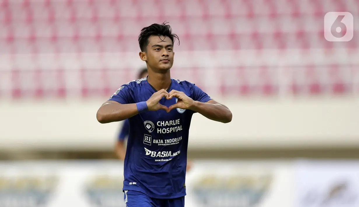 Pemain PSIS Semarang Pratama Arhan Alif Rifai merayakan gol ketiga yang dicetaknya ke gawang Persikabo 1973 melalui tendangan penalti dalam pertandingan babak penyisihan Piala Menpora 2021 di Stadion Manahan, Solo, Kamis (25/3/2021). PSIS Semarang menang dengan skor 3-1. (Bola.com/Arief Bagus)