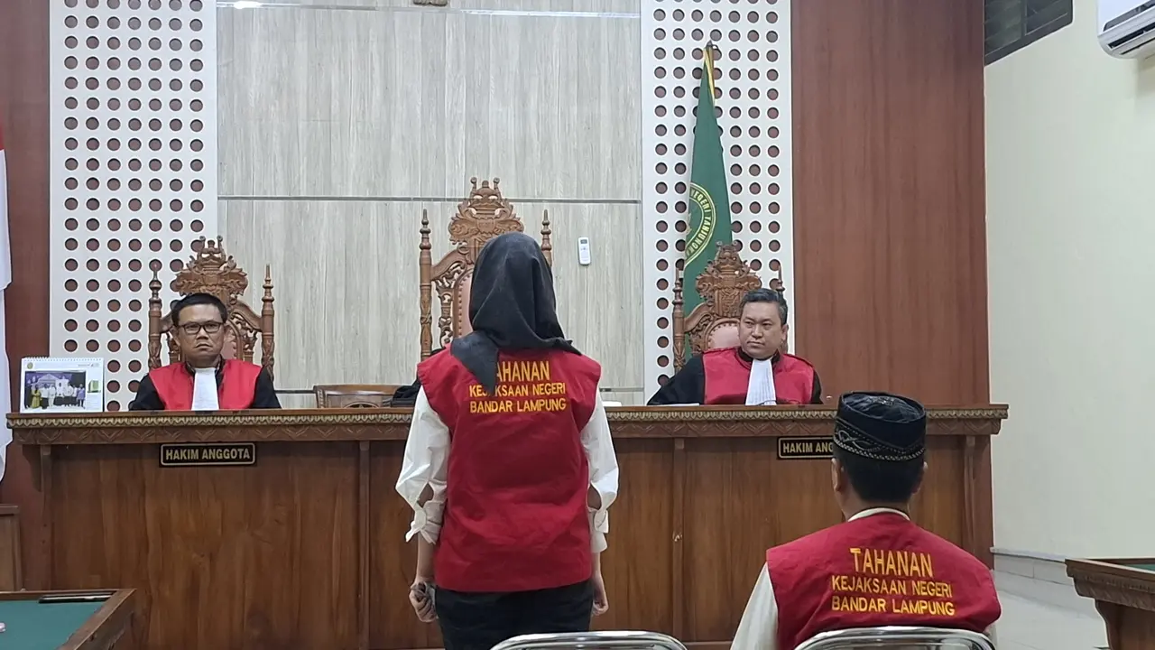 Adelia Putri Salma saat menjalani sidang vonis di PN Tanjung Karang, Bandar Lampung. Foto (Liputan6.com/Ardi)