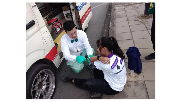 Bantu Korban Kecelakaan di Hari Pernikahan, Tim Paramedis Ini Viral