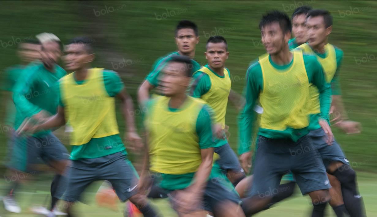 Bek Timnas Indonesia, Manahati Lestusen (tengah), latihan di Lapangan SPH Sentul, Jawa Barat, Kamis (1/12/2016). Pemain PS TNI ini diprediksi akan menjadi bek tengah menggantikan posisi Yanto Basna dan Fachruddin. (Bola.com/Vitalis Yogi Trisna)