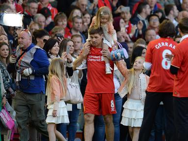 Kesetiaan seorang pemain terhadap sebuah klub yang diperkuatnya bermusim-musim tak serta merta menjadikannya sebagai pelabuhan terakhir dalam kariernya. Enam pemain berikut yang berstatus legenda di klubnya menjadi bukti. Siapa saja mereka? (Foto: AFP/Oli Scarff)