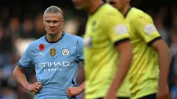 Pemain Manchester City, Erling Haaland tengah berpikir saat laga lanjutan Liga Inggris 2024/2025 melawan Southampton yang berlangsung di Etihad Stadium, Manchester, Inggris, Sabtu (26/10/2024). (AFP/Oli Scarff)
