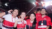 Pinka Hapsari satu tim badminton bersama Thariq dalam acara olahraga Merah Meriah di Istora Senayan, Minggu (14/1/2024) kemarin. Ia tampil mengenakan jersey merah dipadukan skirt putih. [@dpophaprani]