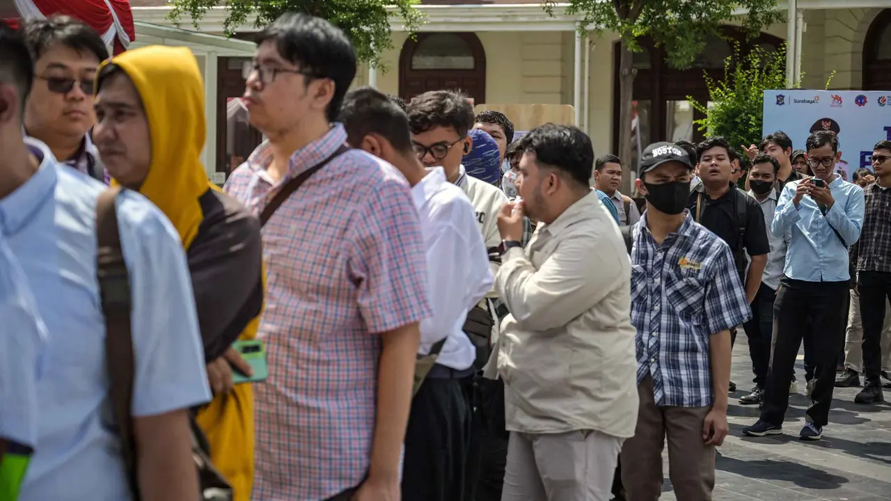Warga berbondong-bondong mencari lowongan pekerjaan