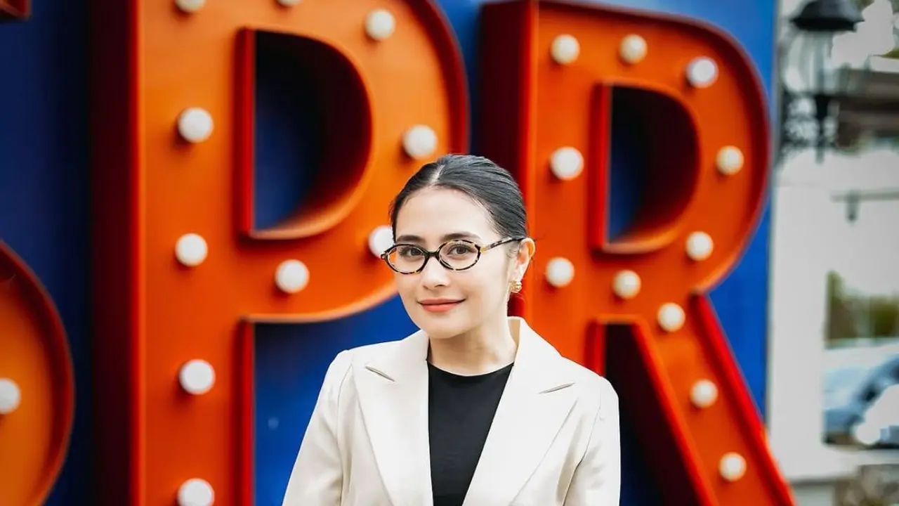 Gaya Mengajar Prilly Latuconsina yang Anggun dan Profesional (Instagram/@prillylatuconsina96)