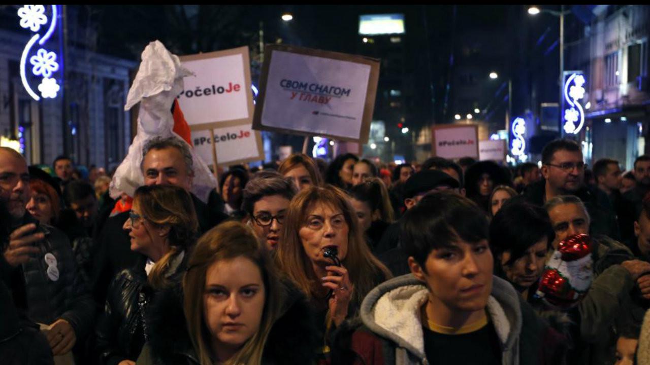 Warga berbaris dalam unjuk rasa untuk memprotes Presiden Aleksandar Vucic di Beograd, Serbia, Sabtu, 22 Desember 2018 (AP Photo/Darko Vojinovic)