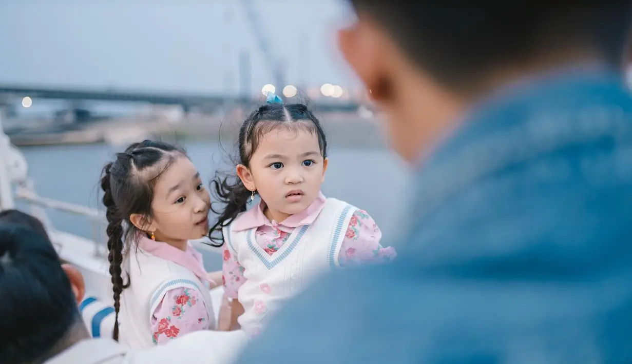 Kedua putri Ruben Onsu dan Sarwendah kompak mengenakan baju kembar bernuansa merah muda yang menggemaskan. [Foto: Instagram/ruben_onsu]