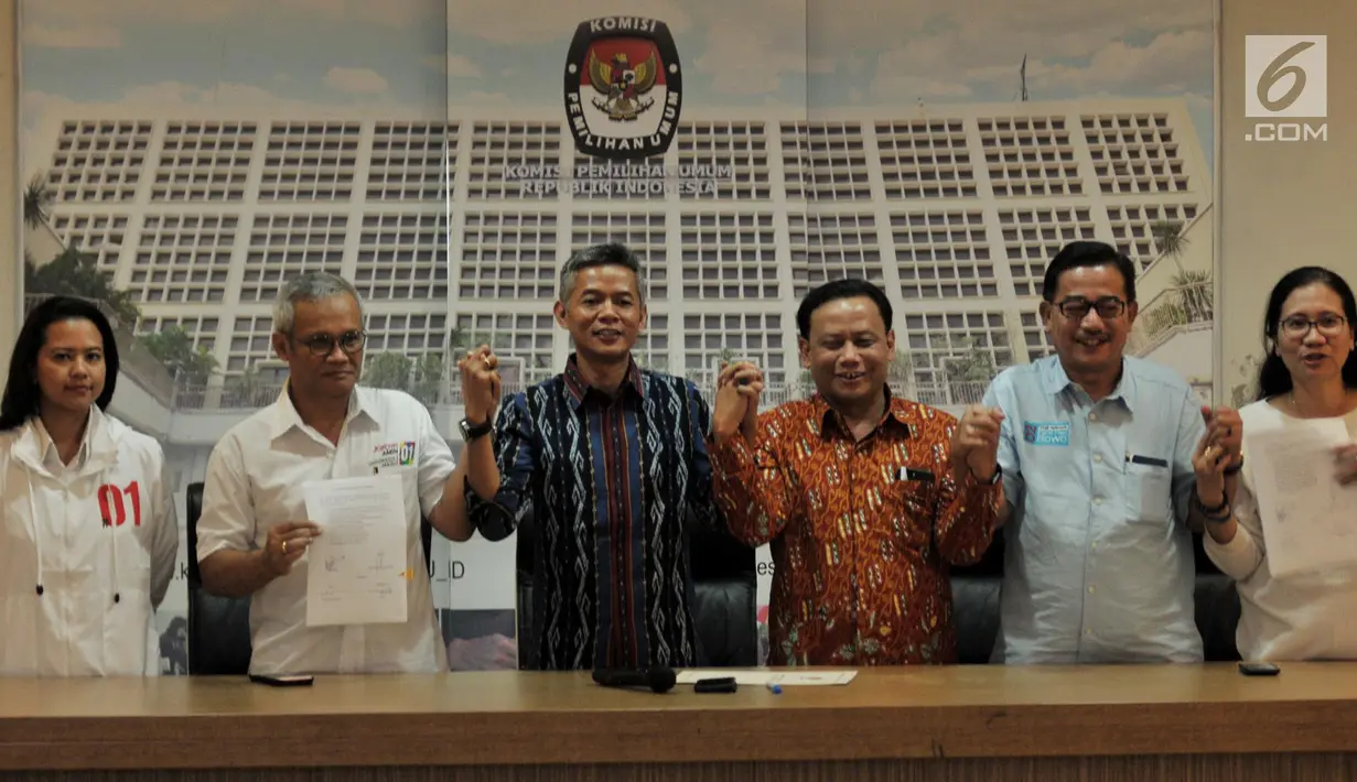 Komisioner KPU Wahyu Setiawan, Ketua Bawaslu Abhan, Direktur Program TKN Jokowi-Ma'ruf Aria Bima, dan Direktur Relawan BPN Prabowo-Sandi Ferry Mursyidan Baldan usai memberikan keterangan hasil rapat persiapan debat Capres keempat di kantor KPU, Jakarta, Senin (25/3). (merdeka.com/Iqbal S Nugroho)