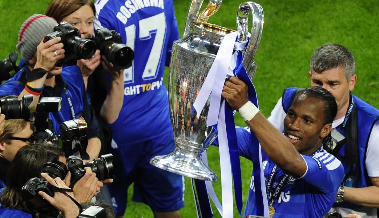Didier Drogba. Striker Pantai Gading yang pensiun pada 2018 ini meraih banyak gelar bersama Chelsea yang dibelanya selama 9 musim mulai 2004/2005 hingga 2011/2012 plus satu musim lagi pada 2014/2015. Di antaranya 4 gelar Premier League, 4 Piala FA dan 1 trofi Liga Champions. (AFP/John MacDougall)