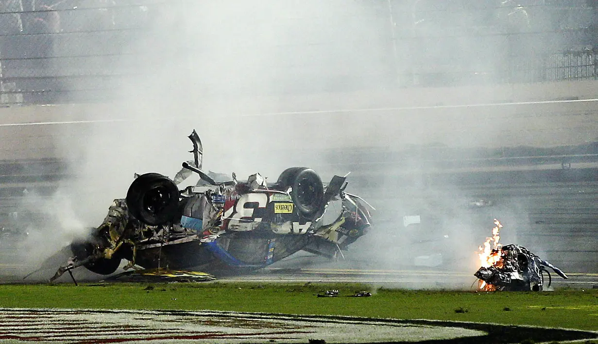 Tabrakan yang terjadi di NASCAR Sprint Cup Series, Amerika serikat, Senin (6/7/2015). Mobil Austin Dillon (no.3) mengalami kerusakan yang sangat parah usai terpental mengenai pagar pembatas. (Reuters/Reinhold Matay)
