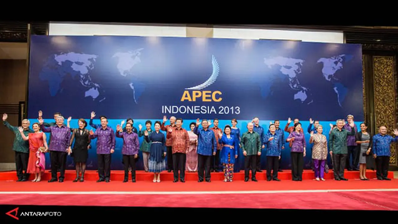 batik-apec-131008c.jpg