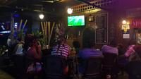 Bola.com mencoba menikmati suasana nonton bareng laga Premier League 2018-2019 antara Manchester United Vs Liverpool di kafe tepi Sungai Mekong, Kamboja. (Bola.com/Zulfirdaus Harahap)