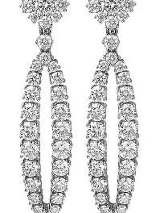 Di antara aksesorinya, yang paling menonjol adalah anting-anting Chopard “L'Heure Du Diamant”. Meskipun harganya tersedia berdasarkan permintaan, anting-anting ini sangat diminati karena desainnya yang memukau, yang menonjolkan keindahan berlian. Anting-anting tersebut menampilkan berlian 4,46 karat yang dipasang dalam emas putih 18k. [Dok/Time International].