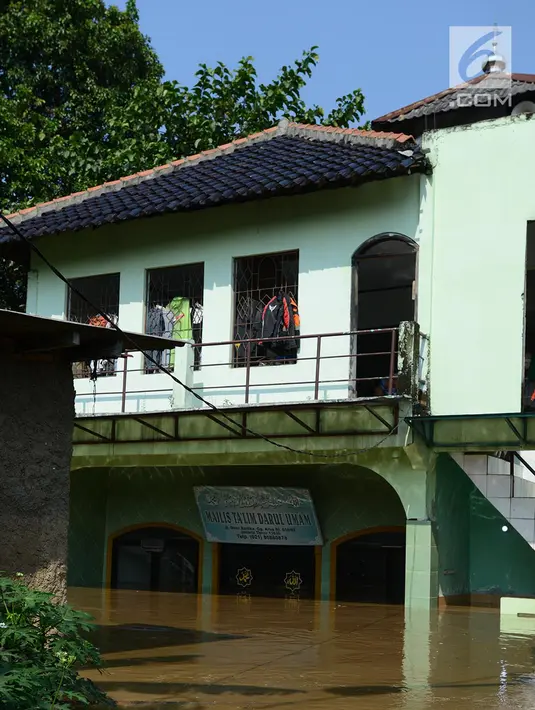 Masjid terendam banjir di kampung Arus Cawang, Jakarta Timur, Jumat (26/4). Ketinggan banjir kurang lebih satu meter terjadi akibat luapan kali Ciliwung dan intensitas curah hujan di kawasan Bogor Jawa Barat sangat tinggi sehingga aktivitas warga terhambat. (merdeka.com/Imam Buhori)
