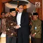 Presiden ke-3 RI Bacharuddin Jusuf Habibie berpelukan dengan mantan Wakil PM Malaysia Anwar Ibrahim di kediamannya di Jalan Patra Kuningan XIII, Jakarta Selatan, Minggu (20/5). (Liputan6.com/Angga Yuniar)