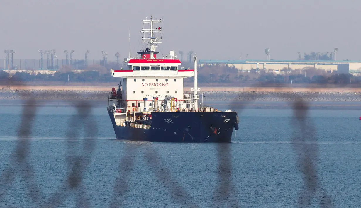 Kapal tanker berbendera Panama, KOTI berada di perairan dekat Pelabuhan Pyeongtaek, Kota Incheon, Korea Selatan, (1/1). Korsel menangkap kapal tersebut karena diduga melanggar sanksi PBB dengan mengirim pasokan minyak untuk Korea Utara. (AFP Photo/Yonhap)