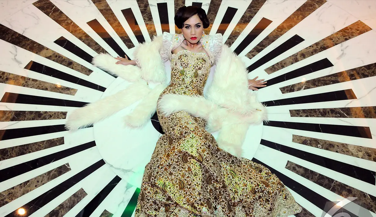 Saras Kyo memakai gaun rancangan Eko Chandra sebuah strapless gown warna emas dengan bolero putih terbuat dari kain batik prada tampak begitu memukau, Jakarta, Kamis (1/10/2014) (Liputan6.com/Faisal R Syam) 