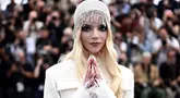 Penampilan Anya Taylor-Joy saat berpose untuk fotografer pada sesi pemotretan film 'Furiosa: A Mad Max Saga' di Festival FIlm Cannes ke-77, Prancis selatan, Kamis (16/5/2024). (LOIC VENANCE / AFP)