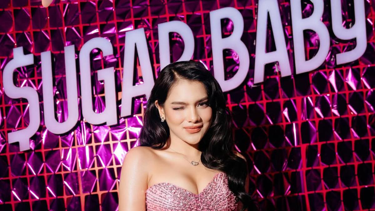 Davina Karamoy Tampil Bak Glam Barbie di Screening Serial Terbaru dengan Dress Pink