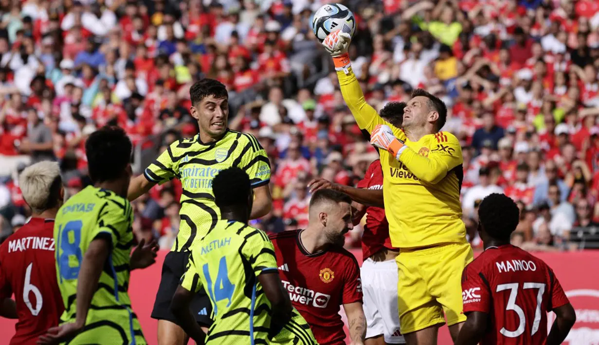 Arsenal bermain lebih menyerang pada babak kedua. Namun hingga babak kedua berakhir, skor tetap 2-0 untuk keunggulan Manchester United. (Rich Schultz/Getty Images/AFP)