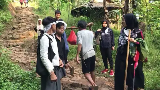 Tim dosen dan mahasiswa UPN Veteran Jakarta melaksanakan pengabdian masyarakat di Desa Lebak Parahyangan, Baduy, Banten.