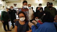 Menteri Kesehatan RI Budi Gunadi Sadikin meninjau vaksinasi COVID-19 booster untuk masyarakat umum di Balai Sarwono, Cilandak Jakarta pada tanggal 19 Februari 2022. (Dok Kementerian Kesehatan RI)